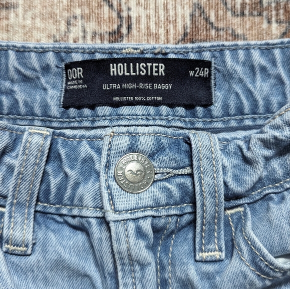 Hollister Ultra High-Rise Lightweight Light Wash Baggy Jeans. - Picture 5 of 5